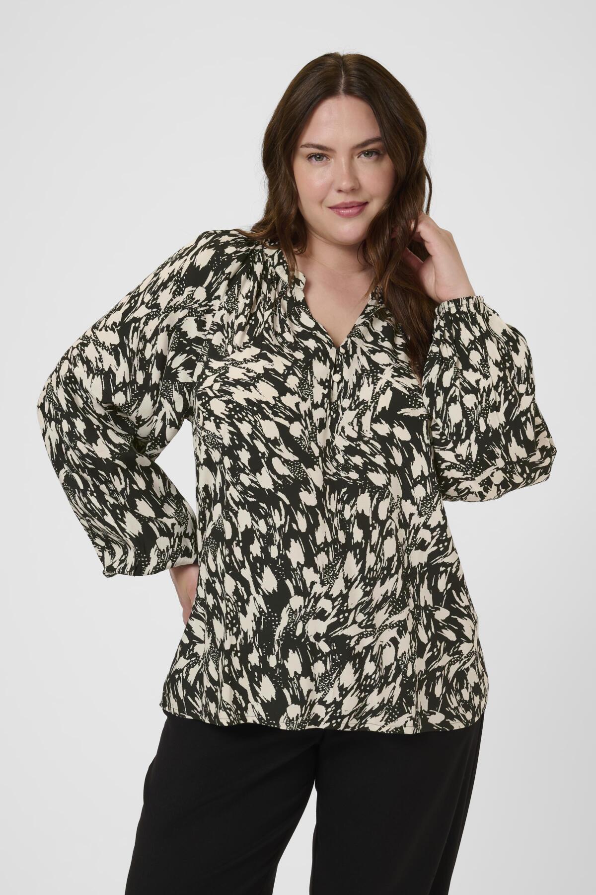 KCjamia Blouse Black/Turtledove Graphic - 108 - 10583775