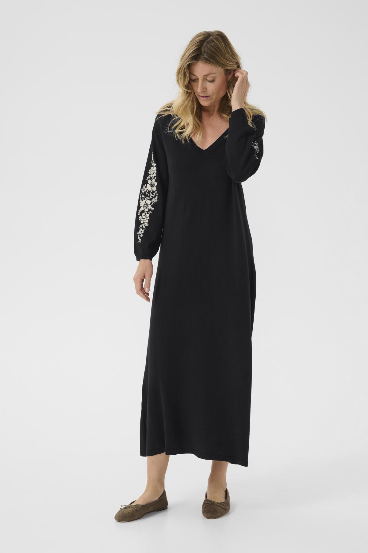 CRVillea embroidery Knit Dress Pitch Black - 10614349