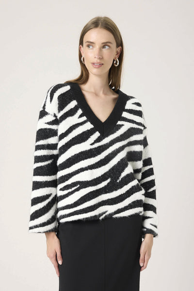 SLSorea V-Neck Pullover Black and White Animal - 30436 - 30408777 Thumbnail