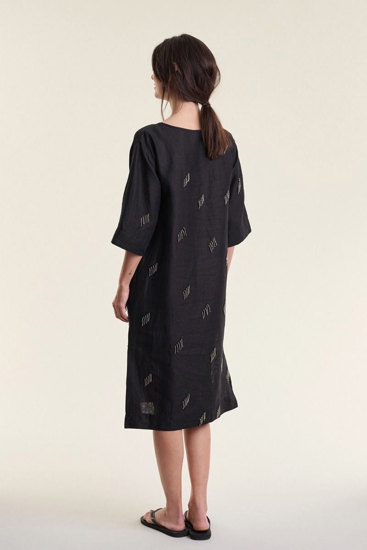 Airy linen kjole med perler Black - 263-2136-5757