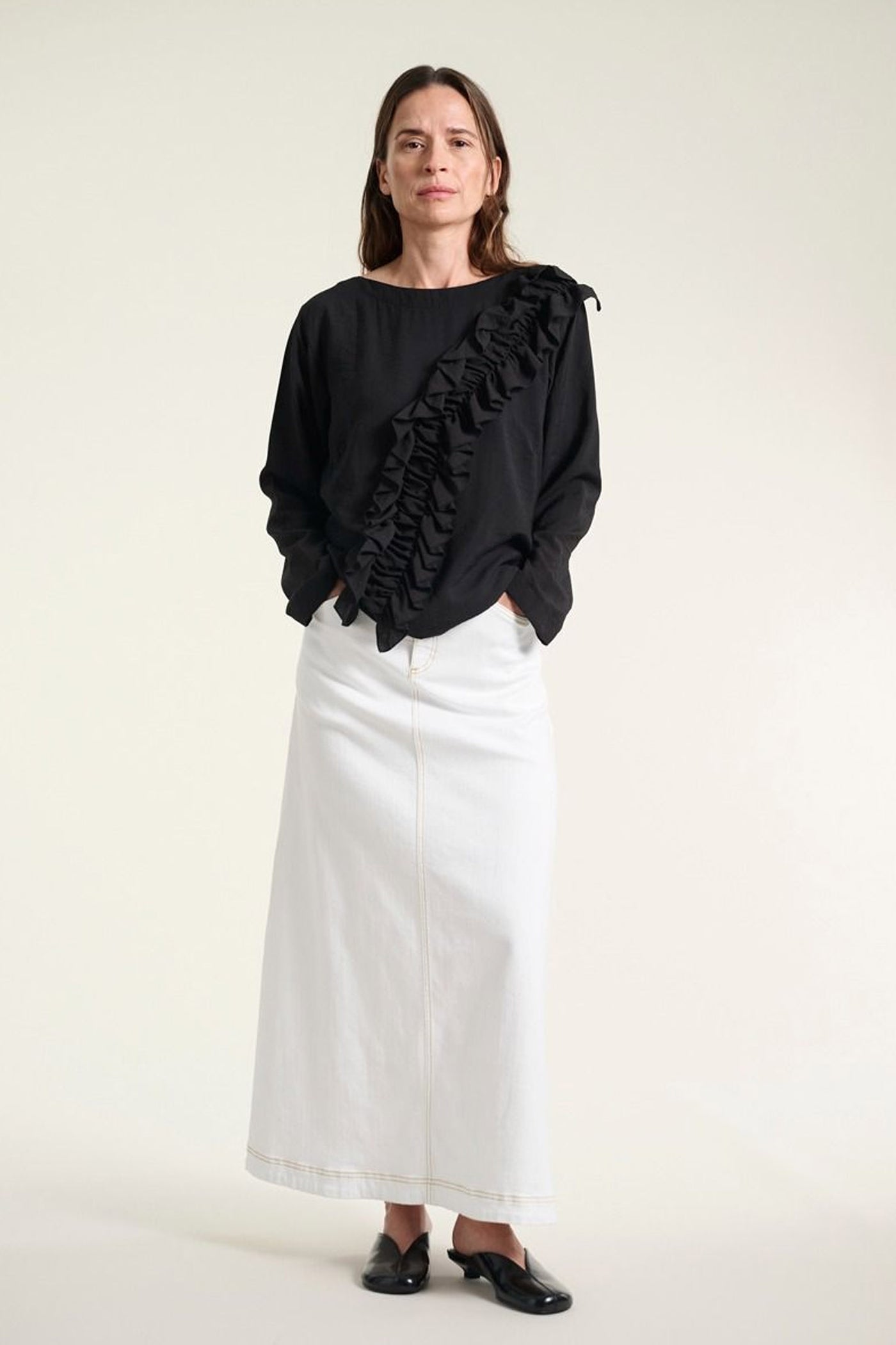 Karu bluse med flæse Black - 261-2469-5706