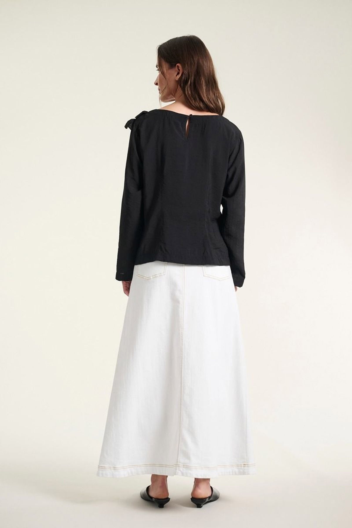 Karu bluse med flæse Black - 261-2469-5706