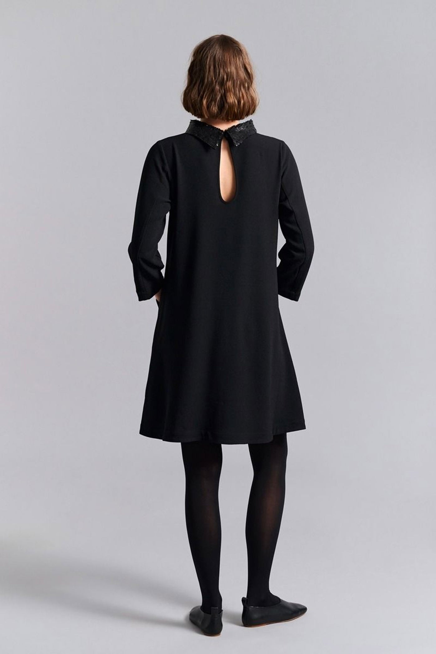 Nima crepe kjole med krave Black - 259-2453-5487