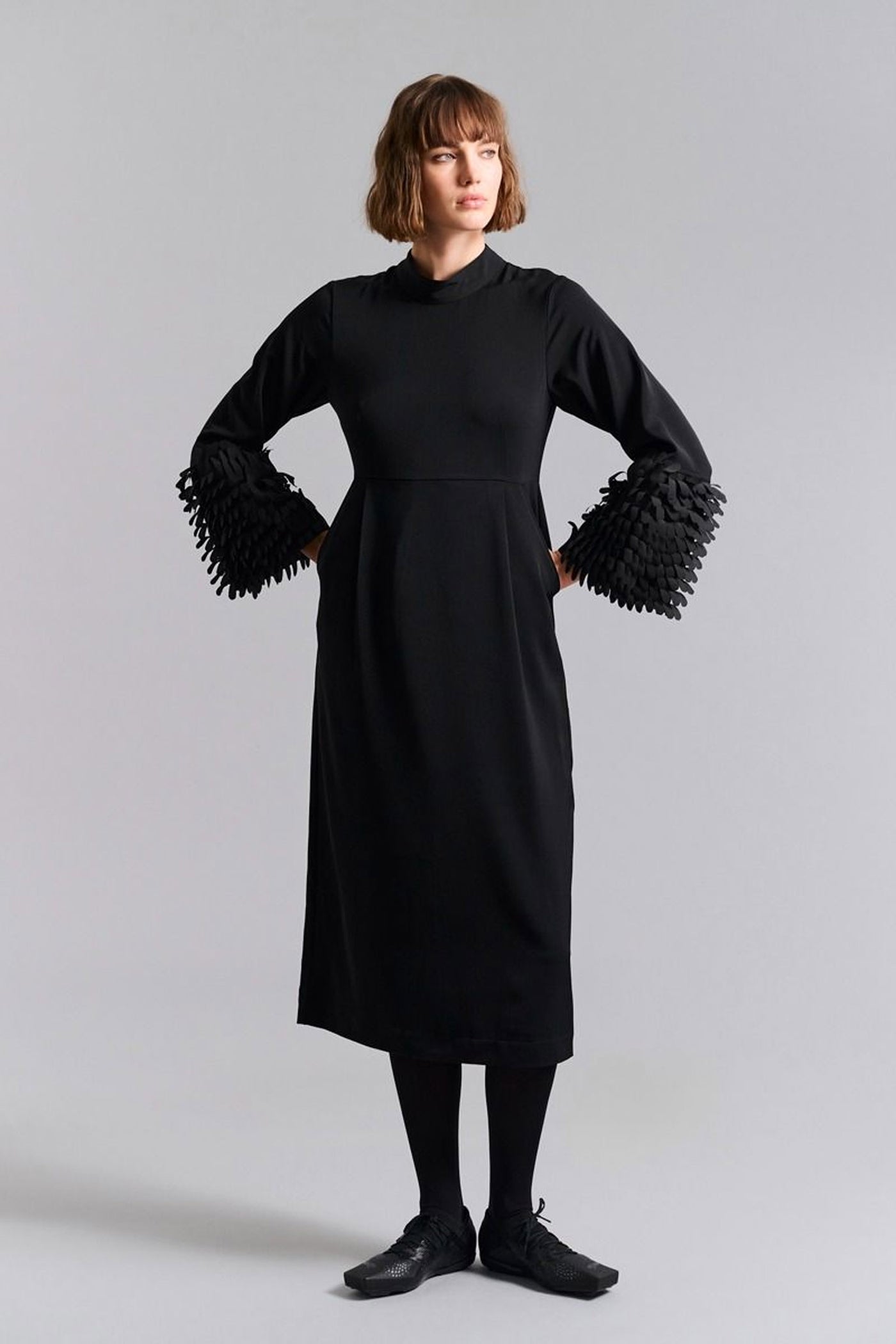 Sakura stretch kjole med flæse Black - 259-2454-5493