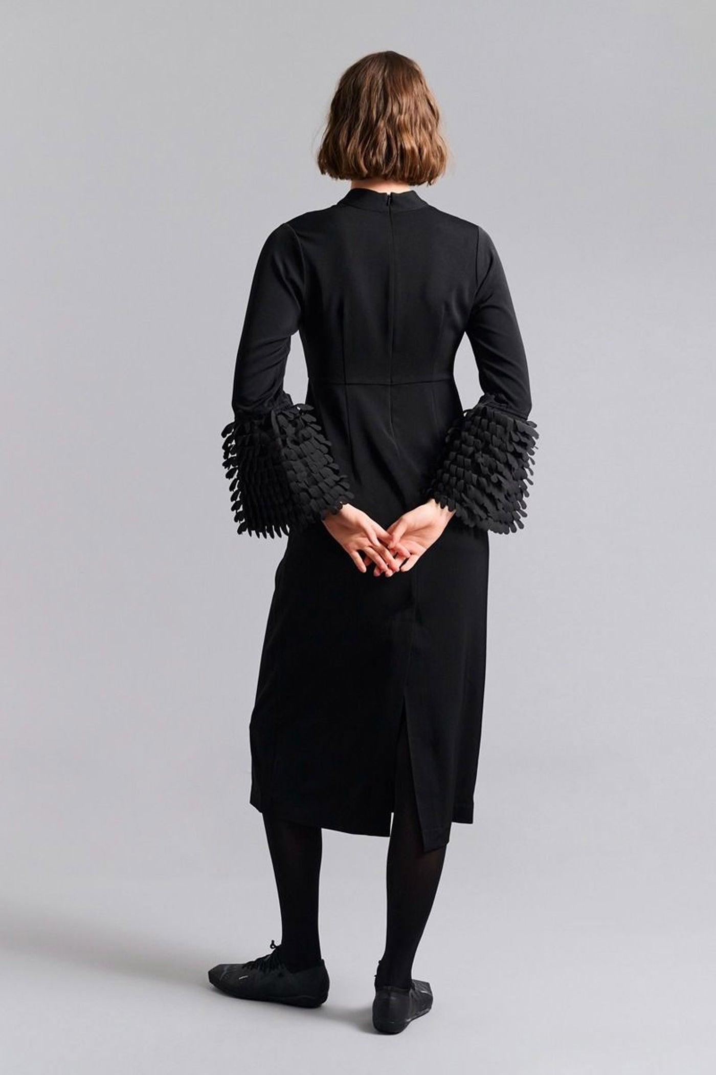 Sakura stretch kjole med flæse Black - 259-2454-5493